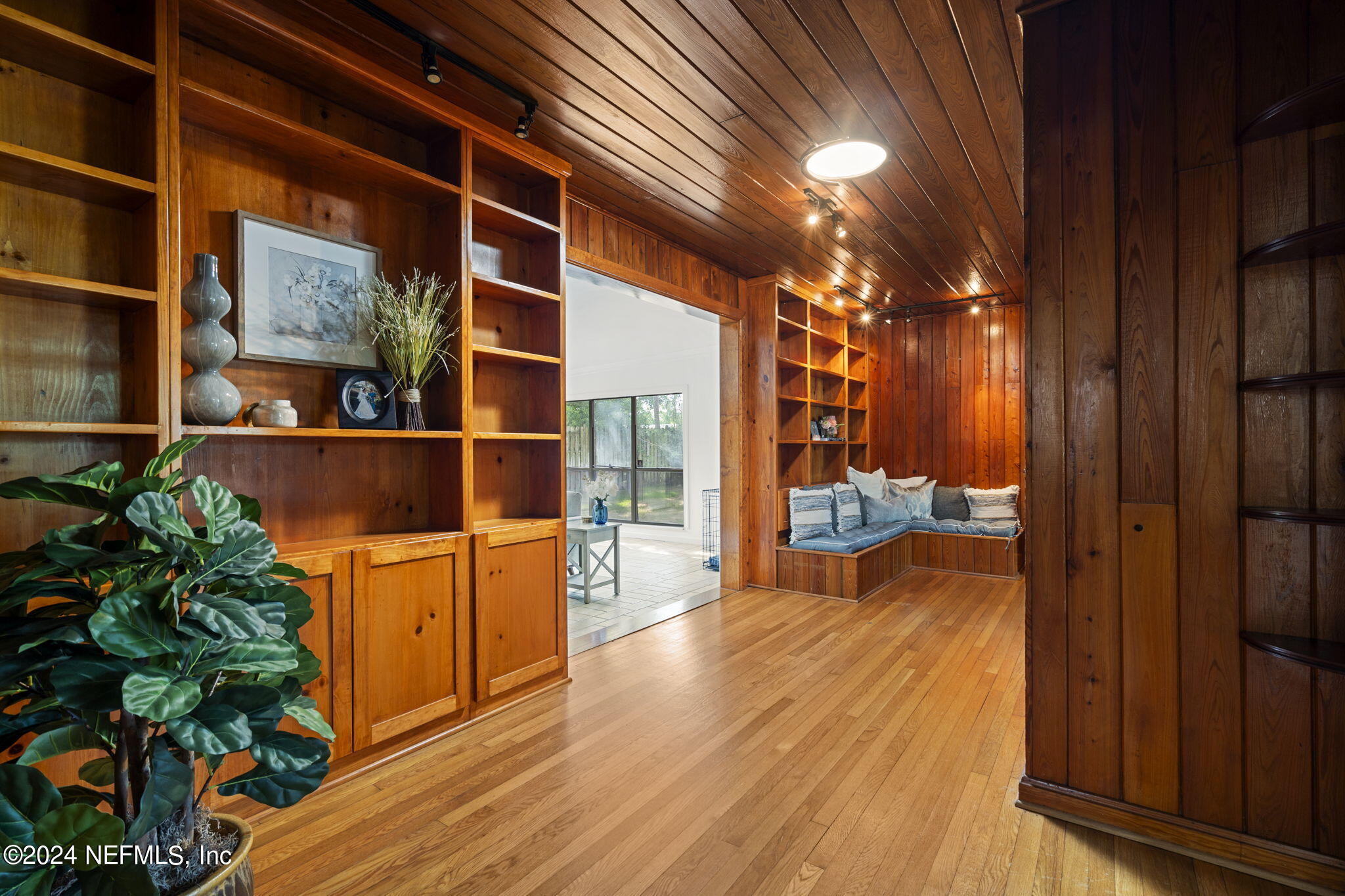 2405 Laurel Road Jacksonville, FL 32207 - Photo 13 of 25 gallery