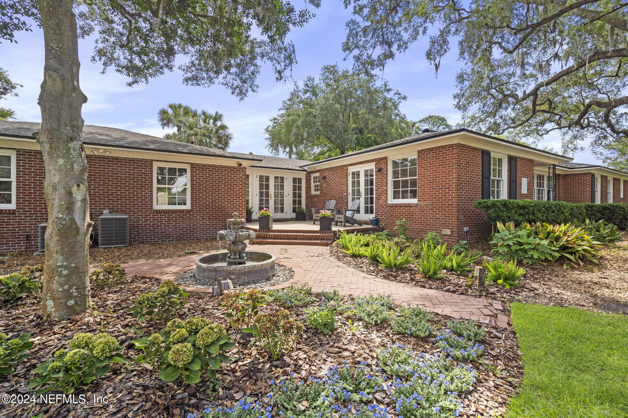 2405 Laurel Road Jacksonville, FL 32207 - Photo 24 of 25 courtyard