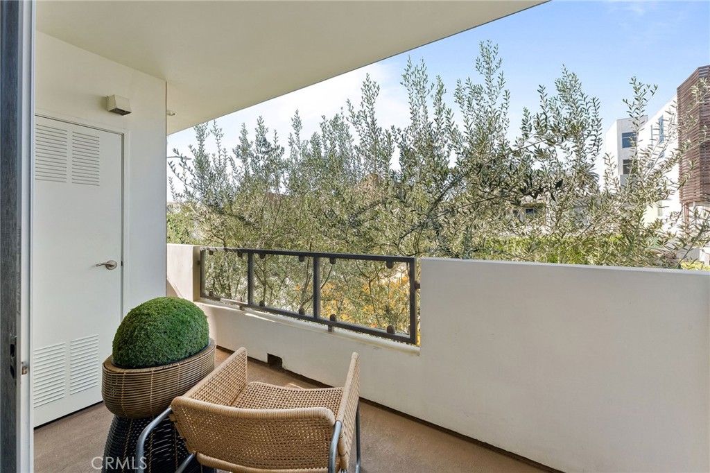 118 North Kings Road, Unit 201 Los Angeles, CA 90048 - Photo 15 of 38 a balcony with table and chairs