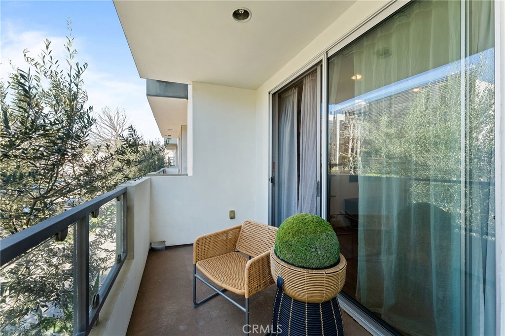 118 North Kings Road, Unit 201 Los Angeles, CA 90048 - Photo 16 of 38 a porch with a table and chairs