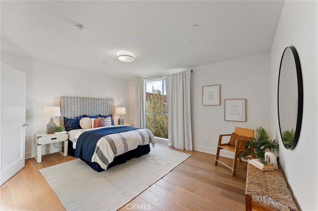 118 North Kings Road, Unit 201 Los Angeles, CA 90048 - Photo 17 of 38 a bed room with a bed and a chair