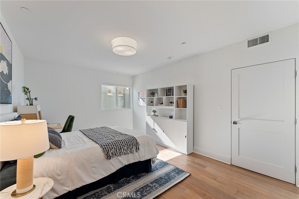 118 North Kings Road, Unit 201 Los Angeles, CA 90048 - Photo 28 of 38 a bed room with a bed and a window