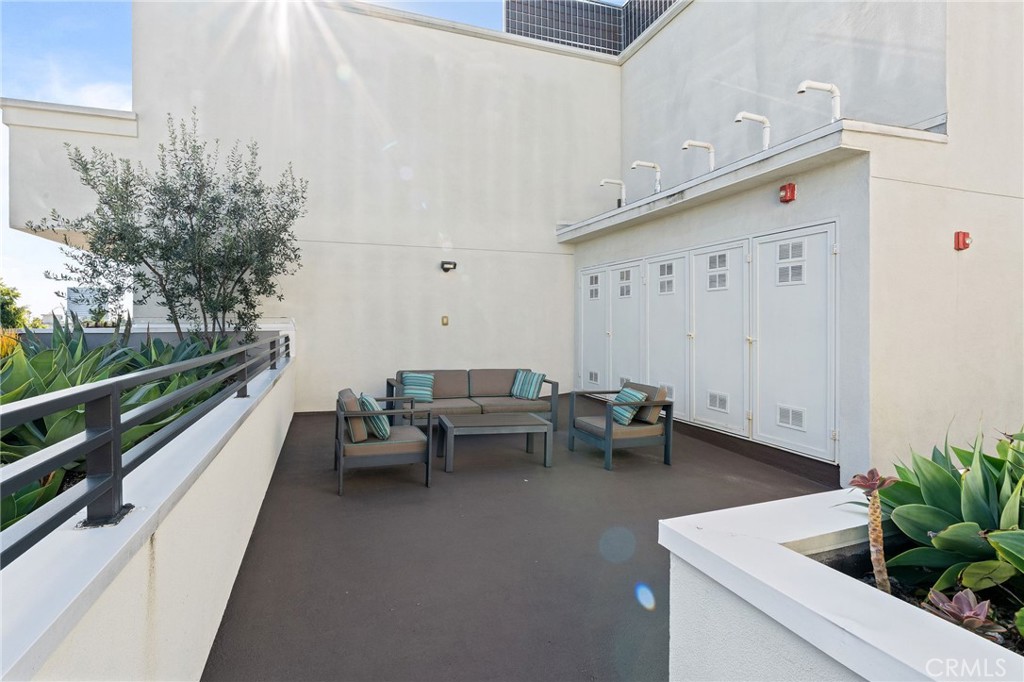 118 North Kings Road, Unit 201 Los Angeles, CA 90048 - Photo 30 of 38 a building outdoor space with patio furniture