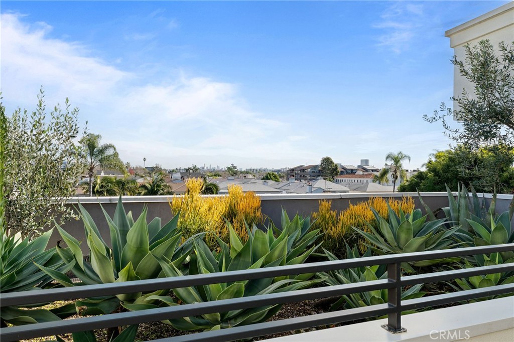 118 North Kings Road, Unit 201 Los Angeles, CA 90048 - Photo 31 of 38 a view of a balcony