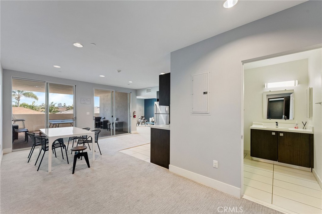 118 North Kings Road, Unit 201 Los Angeles, CA 90048 - Photo 33 of 38 a large kitchen with a table and chairs in it