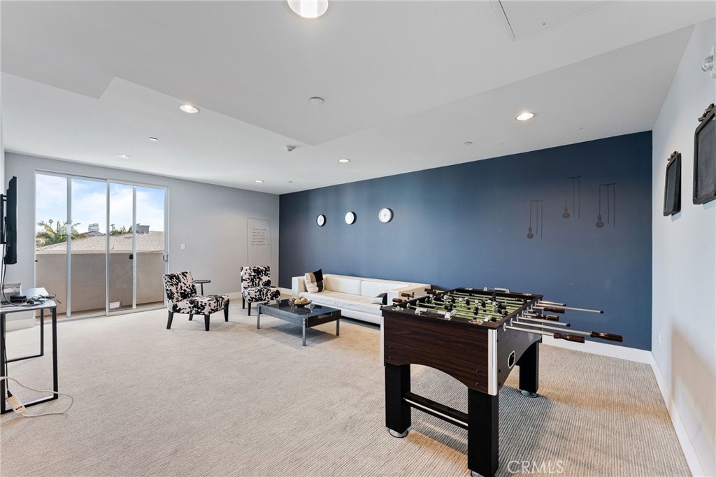 118 North Kings Road, Unit 201 Los Angeles, CA 90048 - Photo 34 of 38 a living room with furniture