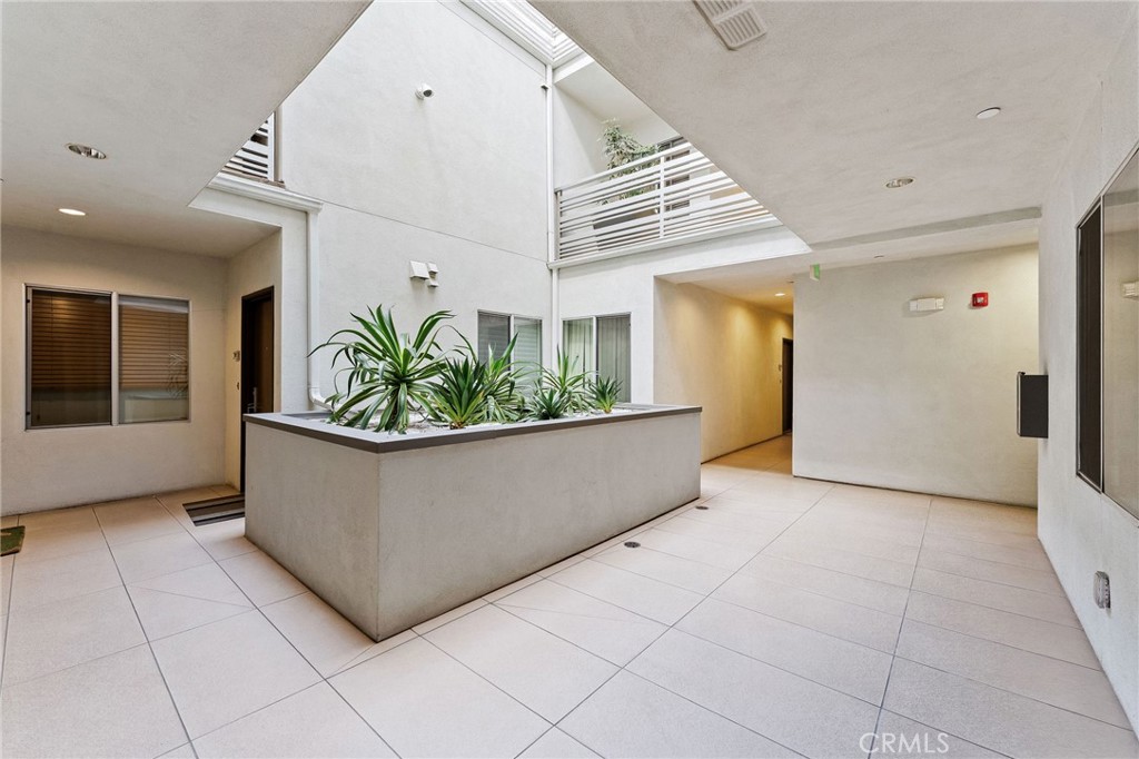 118 North Kings Road, Unit 201 Los Angeles, CA 90048 - Photo 38 of 38 a view of entryway with kitchen