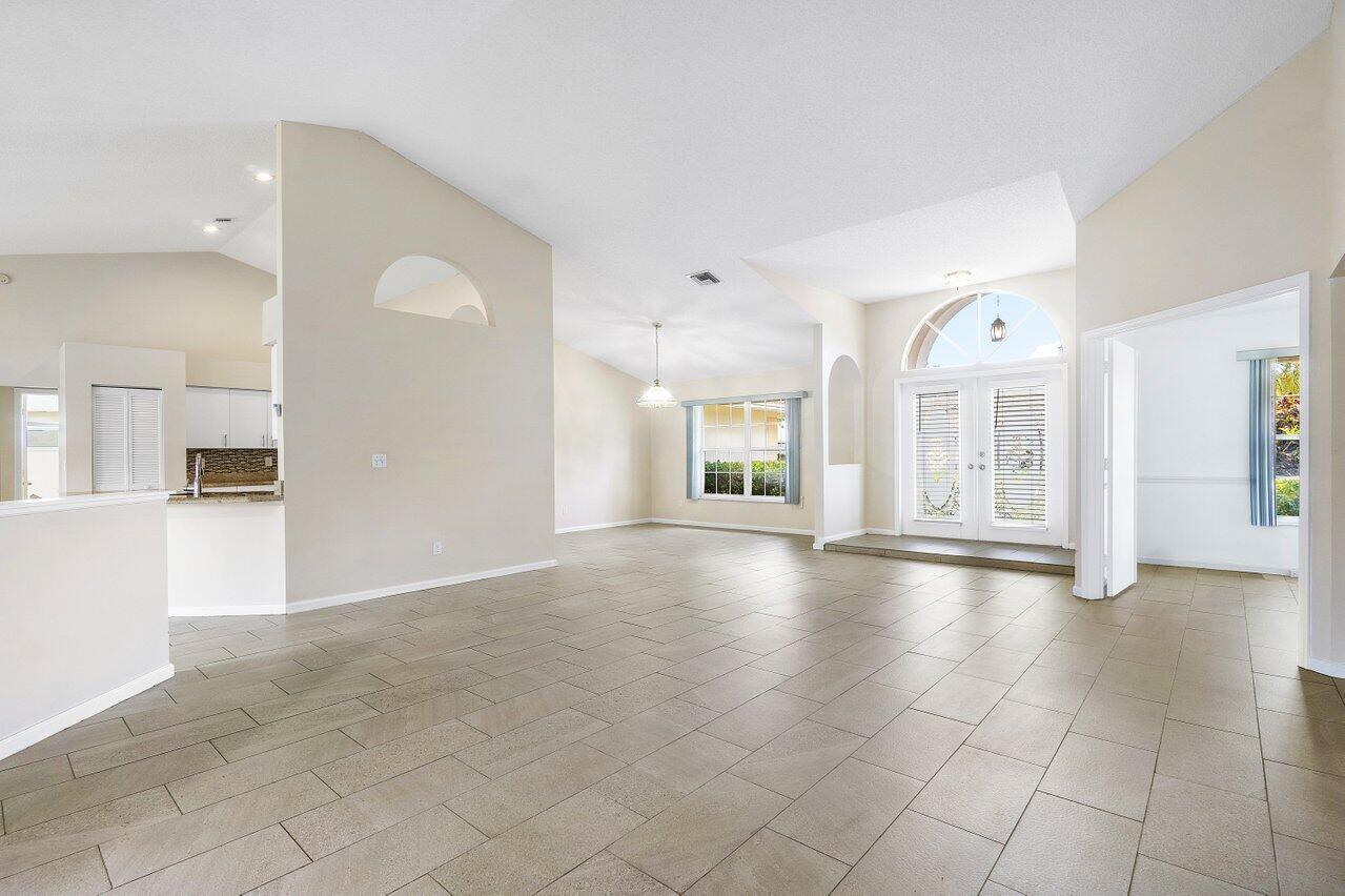 12815 Kingsway Road Wellington, FL 33414 - Photo 4 of 43 006-12815KingswayRoad-Wellington-FL-3341