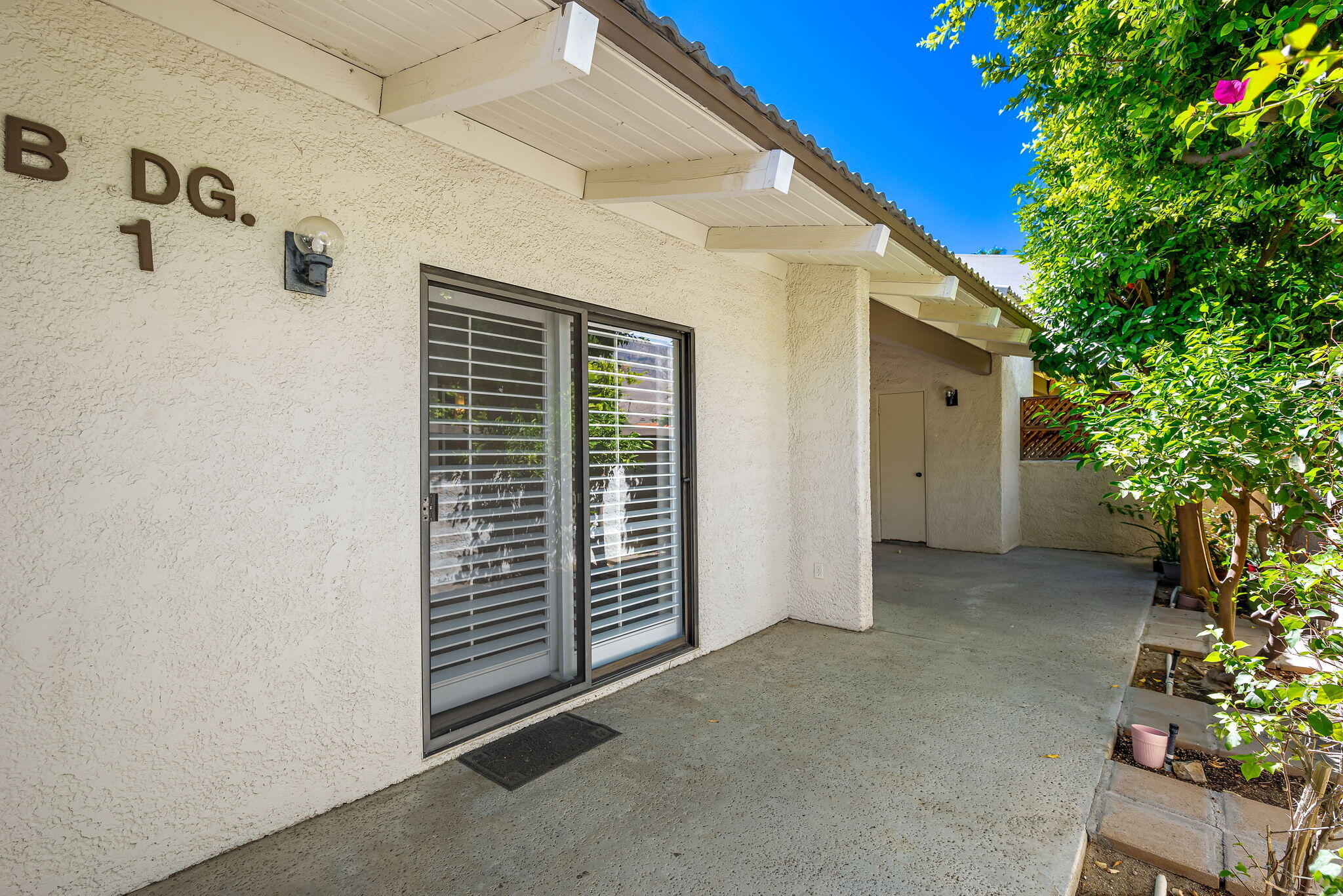 1150 East Palm Canyon Drive, Unit 37 Palm Springs, CA 92264 - Photo 23 of 40 a view of a livingroom with a potted plant