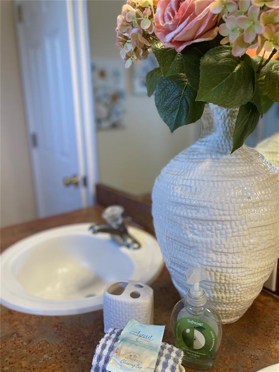 141 Summer Pl Loop Clermont, FL 34714 - Photo 30 of 63 a vase of flowers sitting on a table