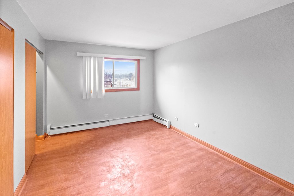 14501 Keystone Avenue, Unit 12 Midlothian, IL 60445 - Photo 5 of 11 an empty room with a window