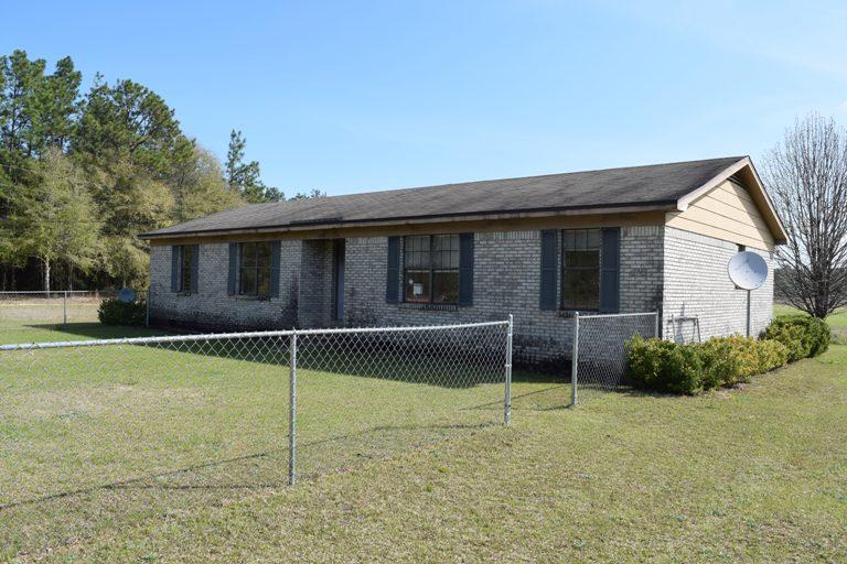7450 Leonard Barnes Road Holt, FL 32564 - Photo 6 of 17 FRONT