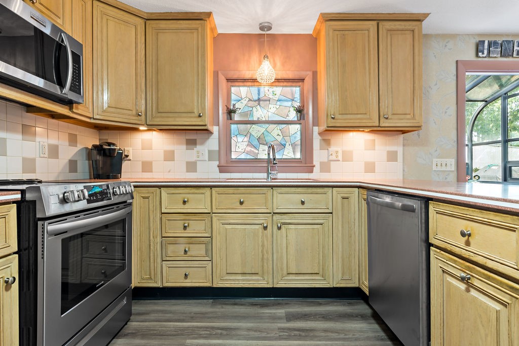 111 Jefferson Drive Coventry, RI 02816 - Photo 7 of 36