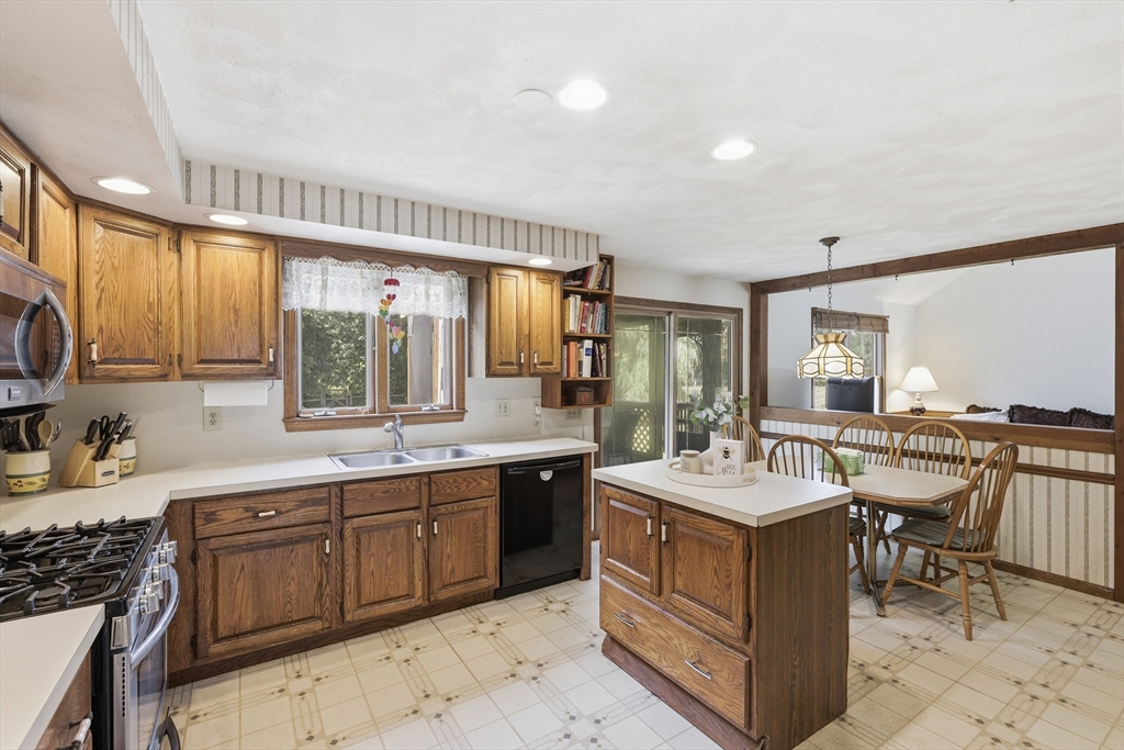 4 Oneida Place Hudson, MA 01749 - Photo 11 of 42