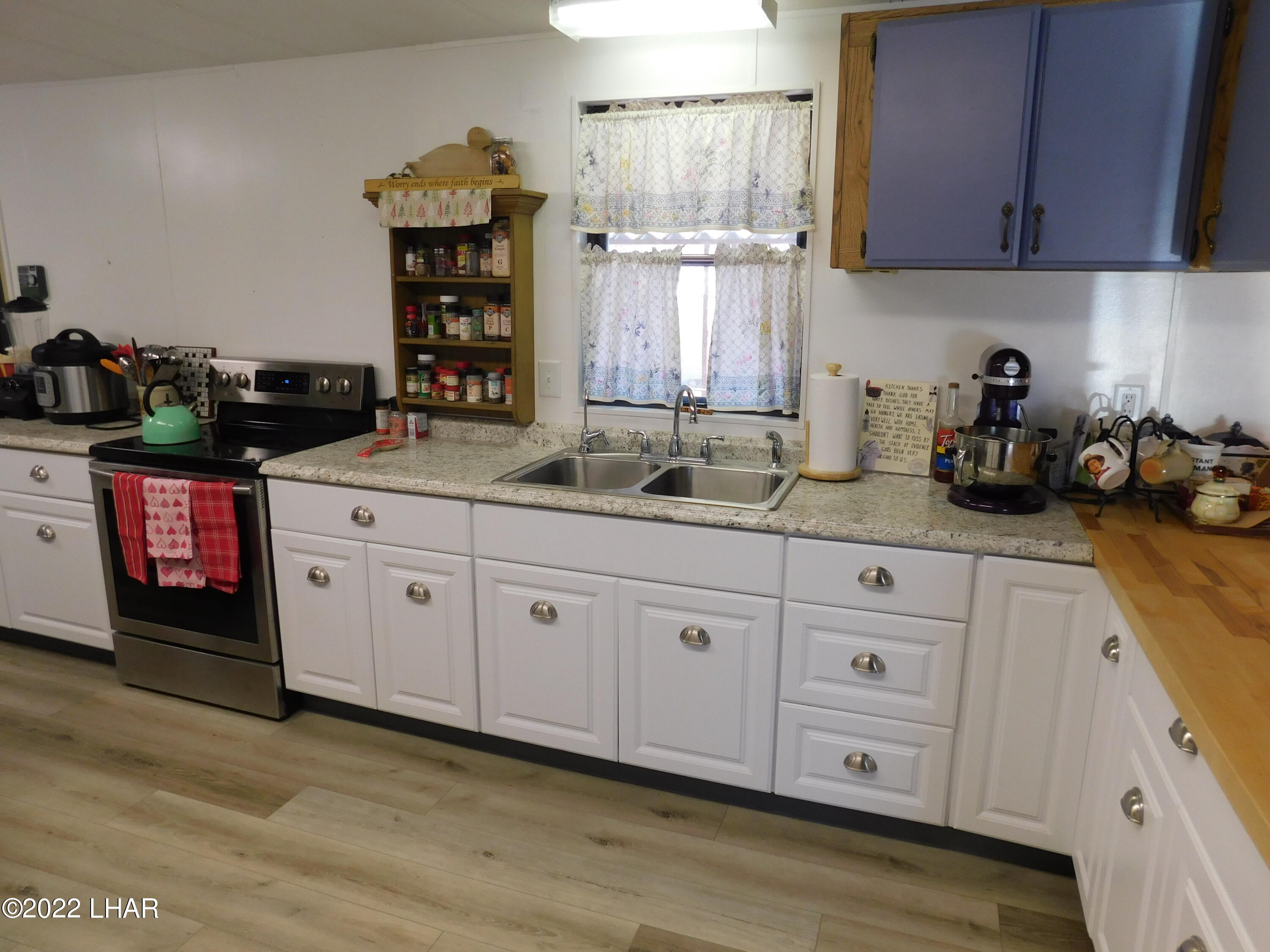 1240 Acacia Road, Unit 139 Quartzsite, AZ 85346 - Photo 13 of 37 Plenty of counter space