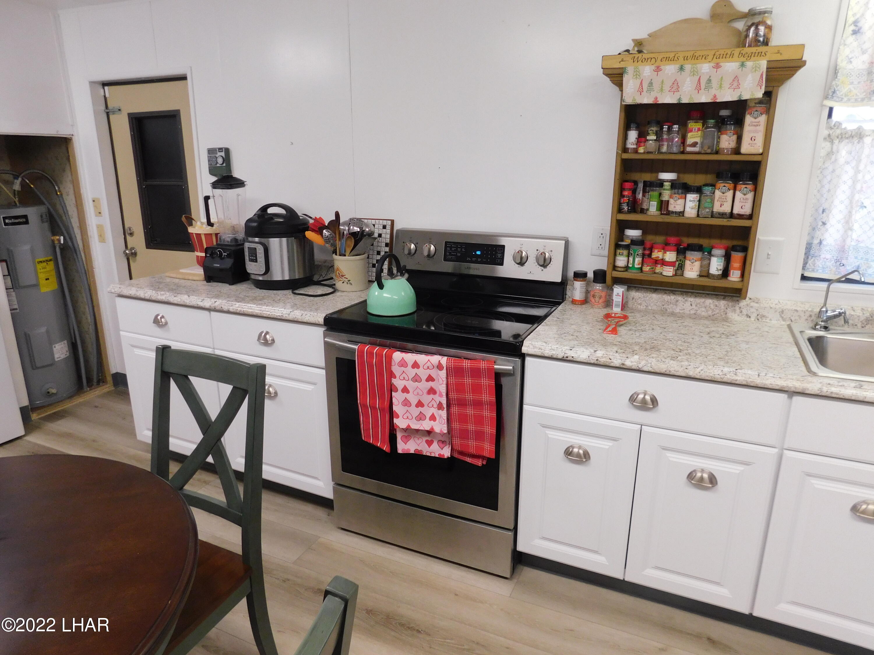 1240 Acacia Road, Unit 139 Quartzsite, AZ 85346 - Photo 14 of 37 Electric oven/stove