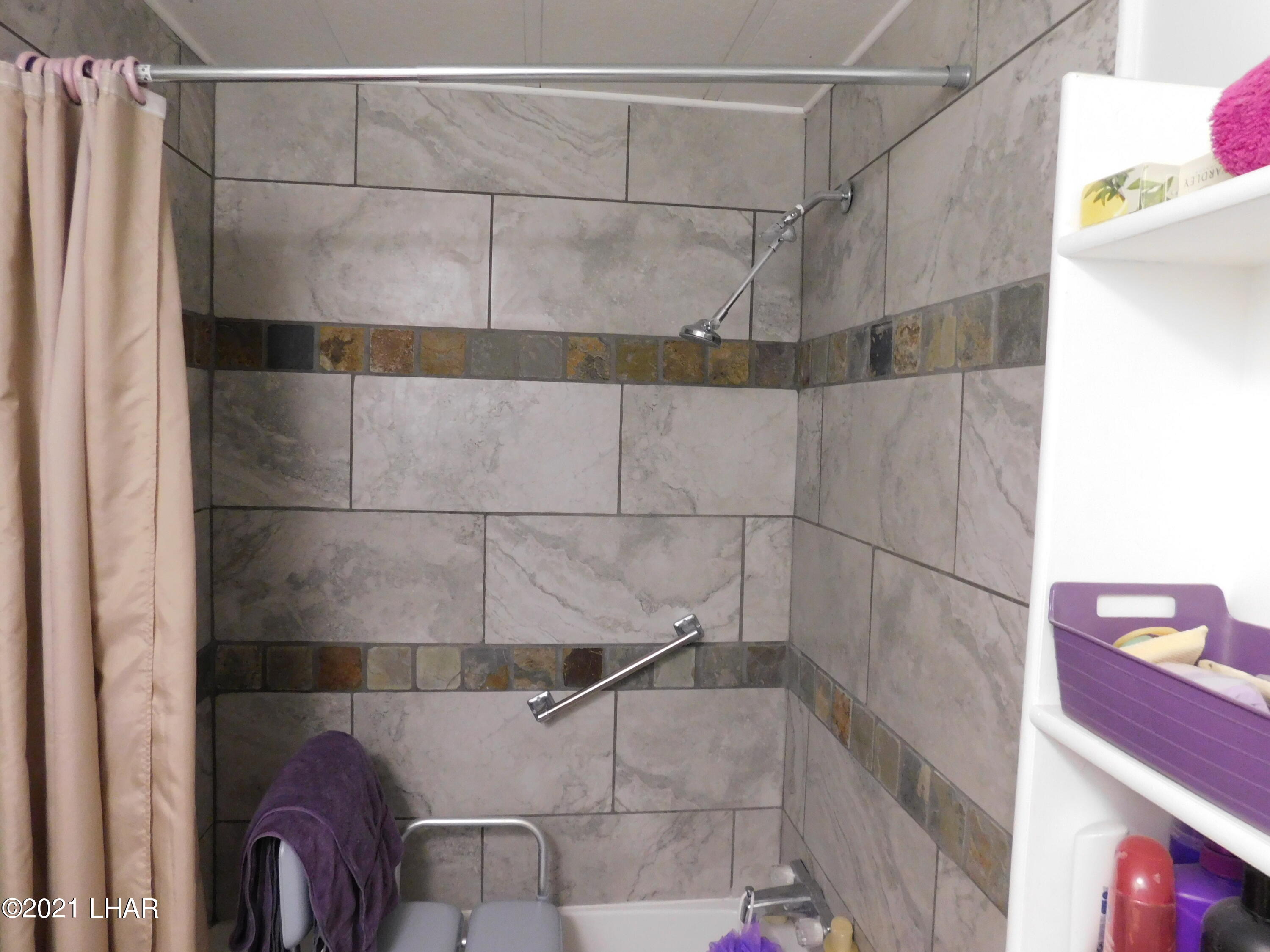 1240 Acacia Road, Unit 139 Quartzsite, AZ 85346 - Photo 21 of 37 Master Bath with tub/shower