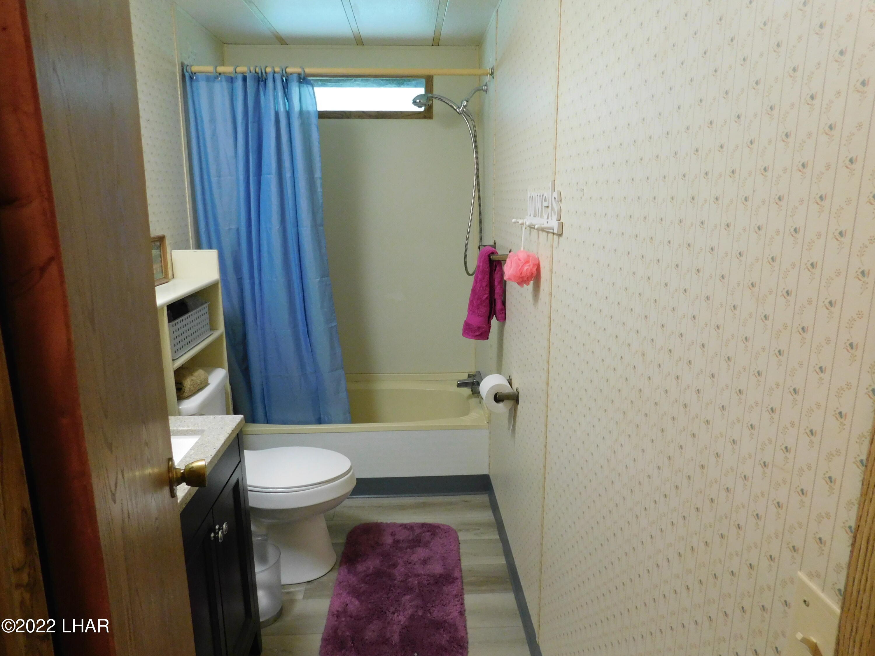 1240 Acacia Road, Unit 139 Quartzsite, AZ 85346 - Photo 27 of 37 2nd bathroom with tub/shower