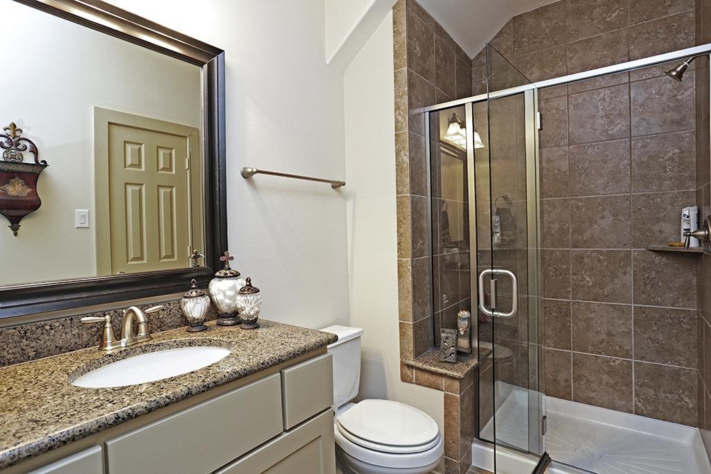 4227 Dickson Street Houston, TX 77007 - Photo 6 of 14 First Floor Bathroom