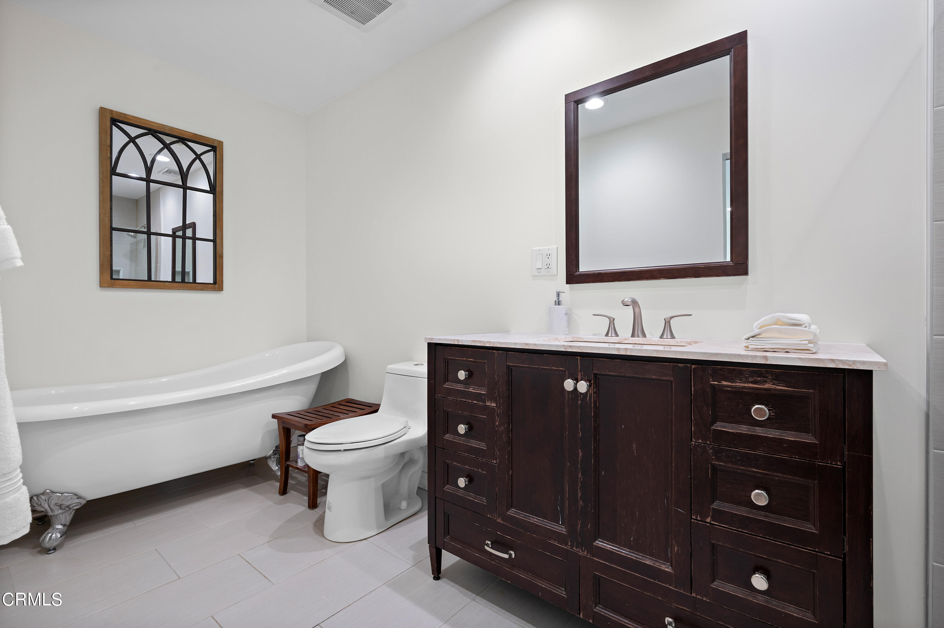 3770 Shadow Grove Road Pasadena, CA 91107 - Photo 28 of 61 a bathroom with a toilet a sink and mirror