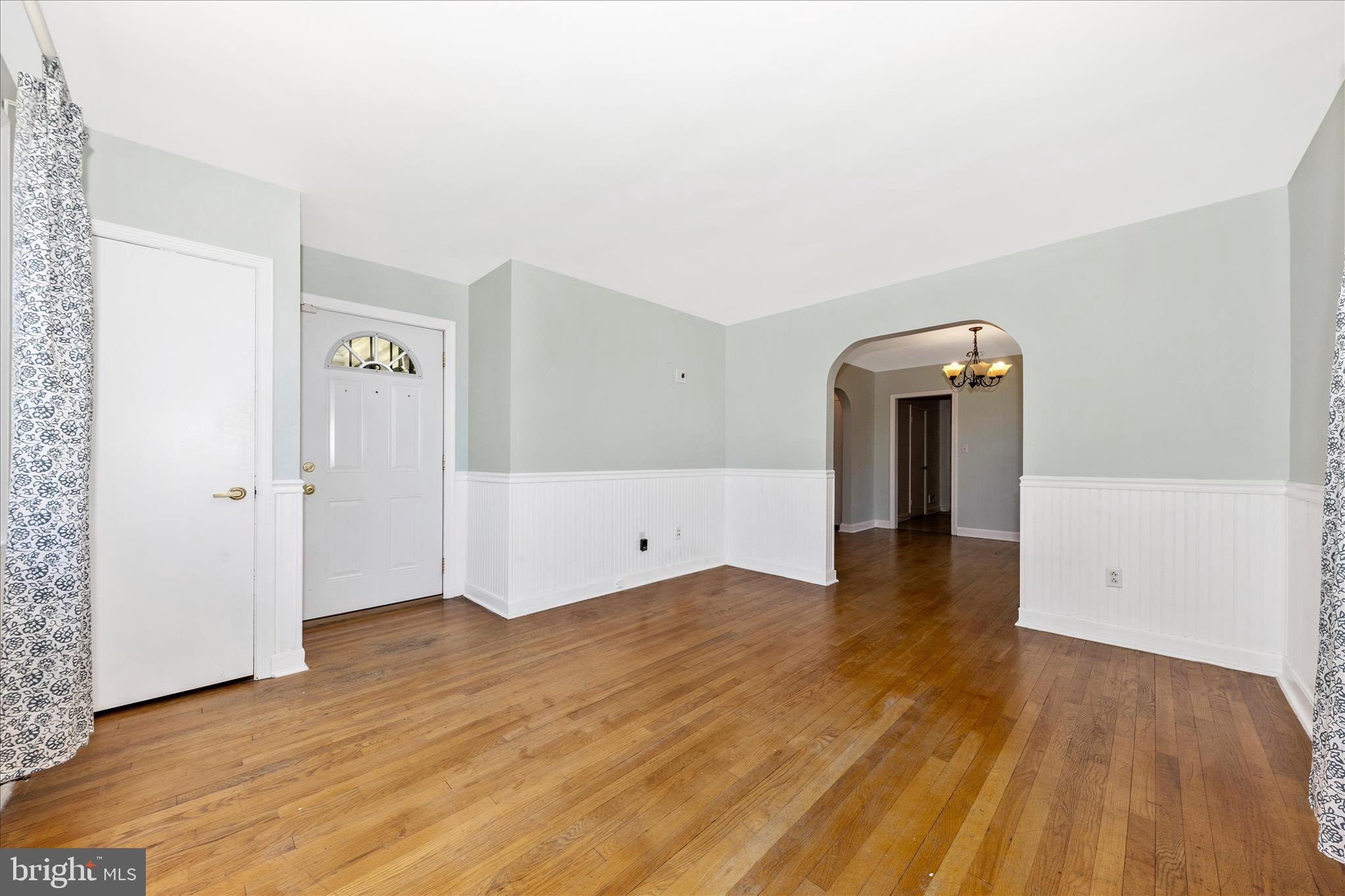 5811 Daybreak Terrace Baltimore, MD 21206 - Photo 7 of 54 Living Room