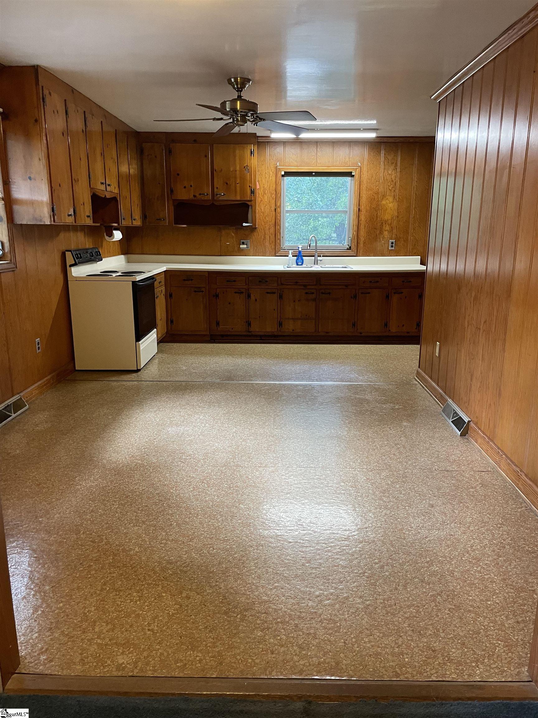 202 Grove Road Greenville, SC 29605 - Photo 4 of 21