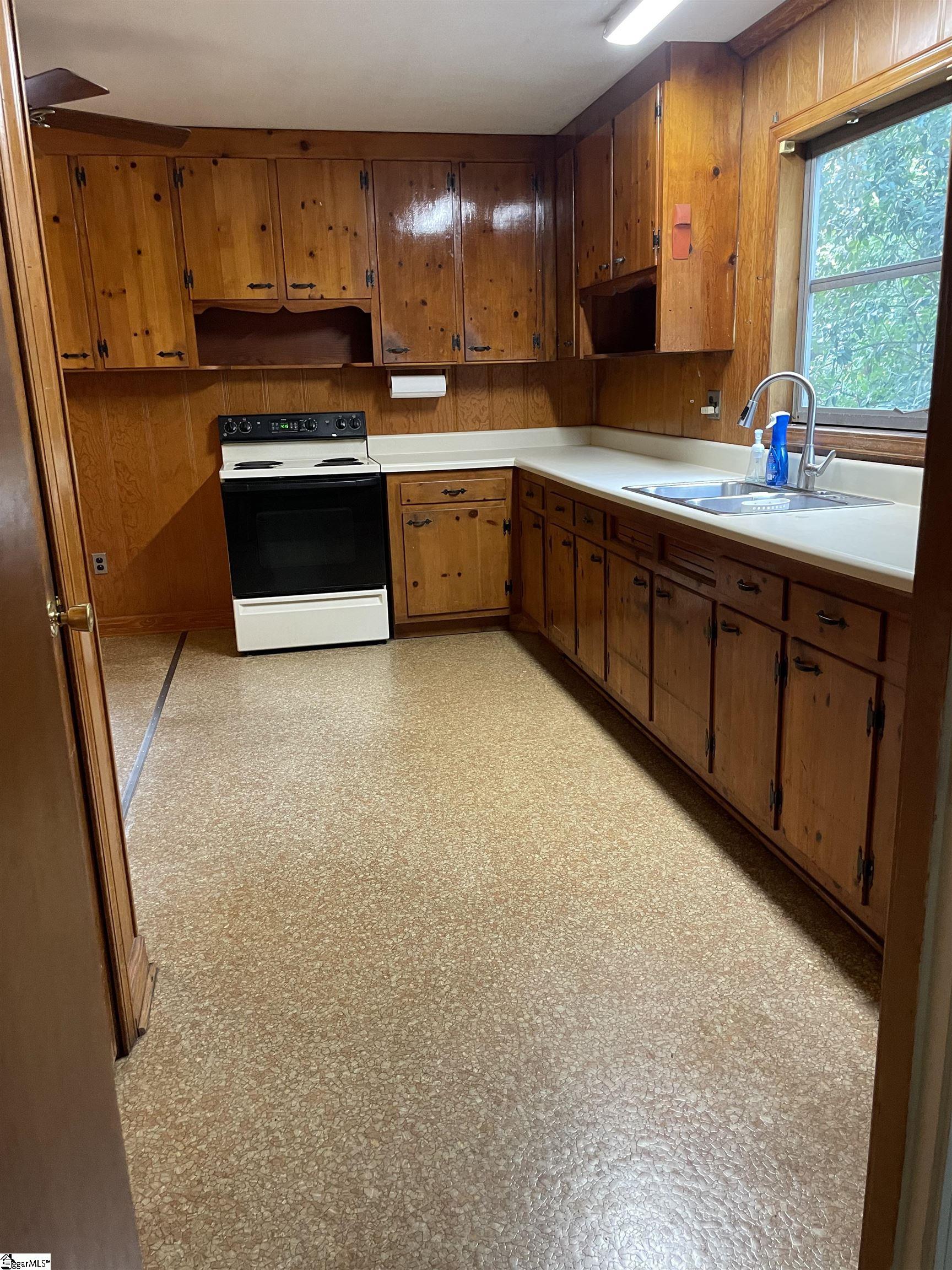 202 Grove Road Greenville, SC 29605 - Photo 5 of 21