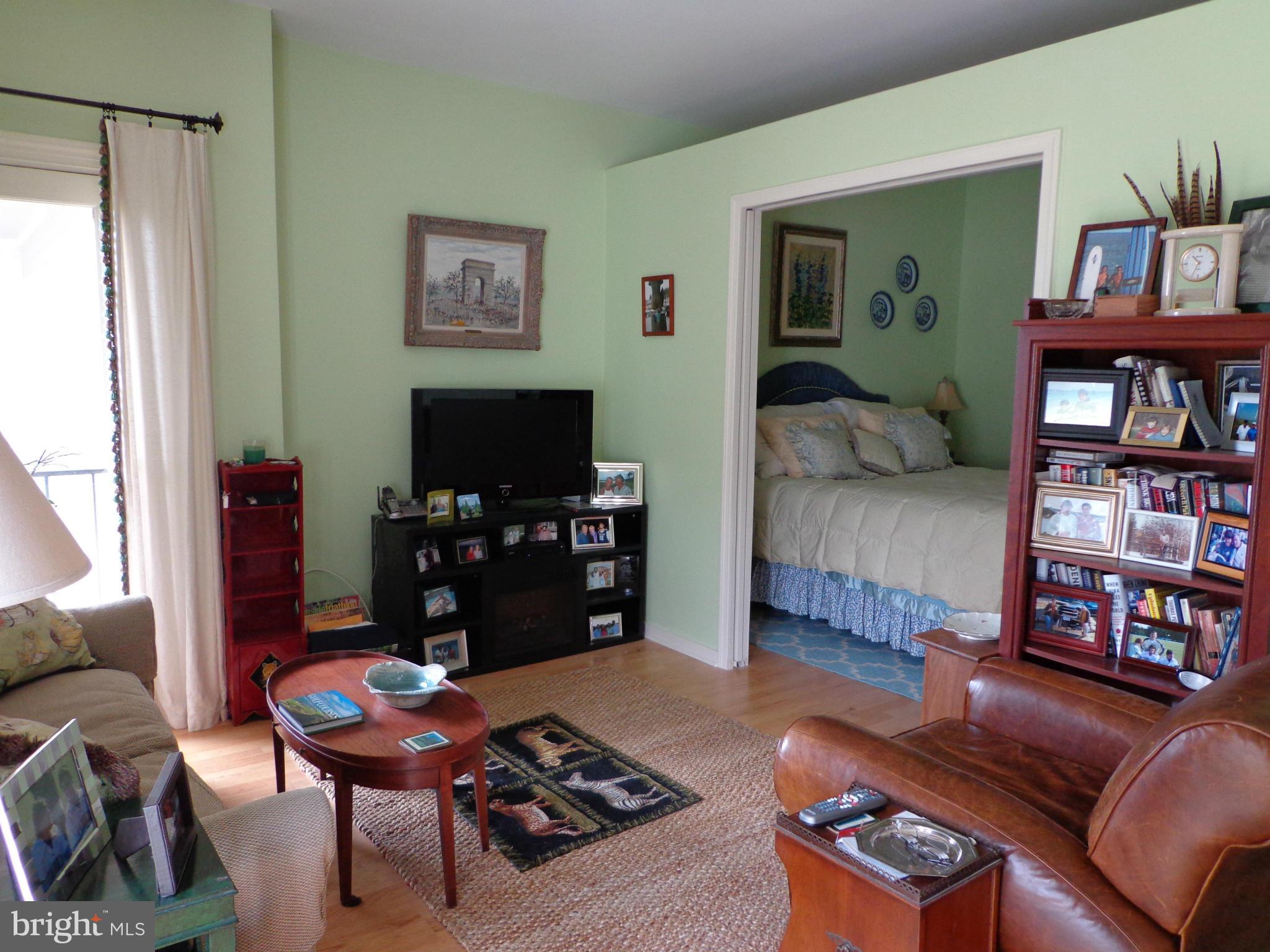 9 Devon Hill Road, Unit B10 Baltimore, MD 21210 - Photo 5 of 11 Living Room