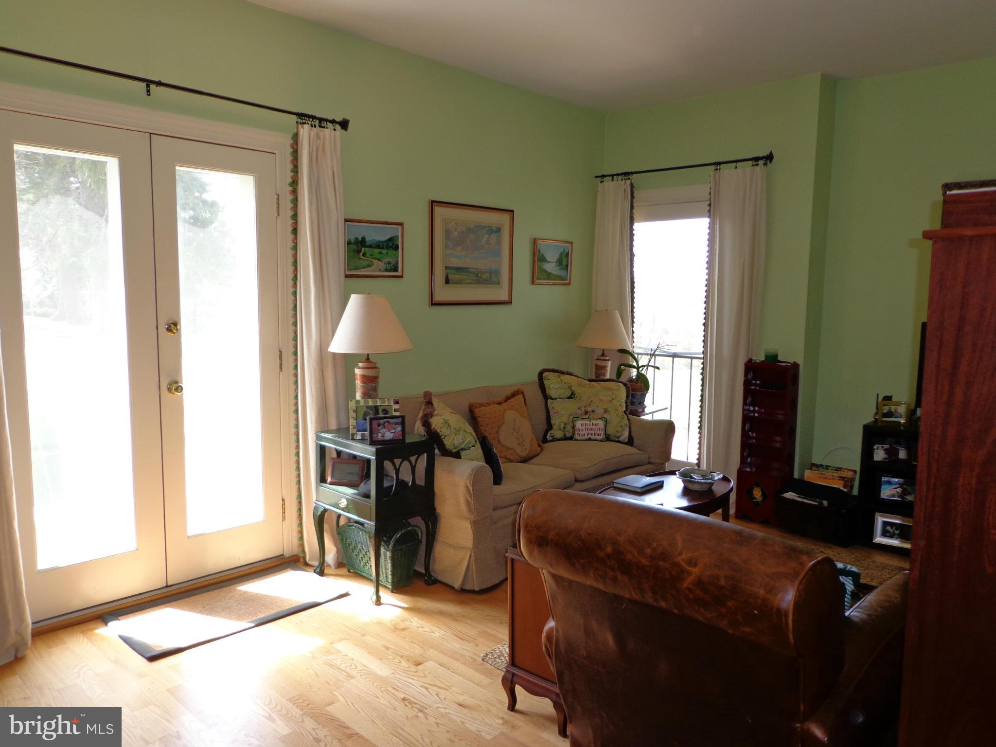 9 Devon Hill Road, Unit B10 Baltimore, MD 21210 - Photo 6 of 11 Living Room