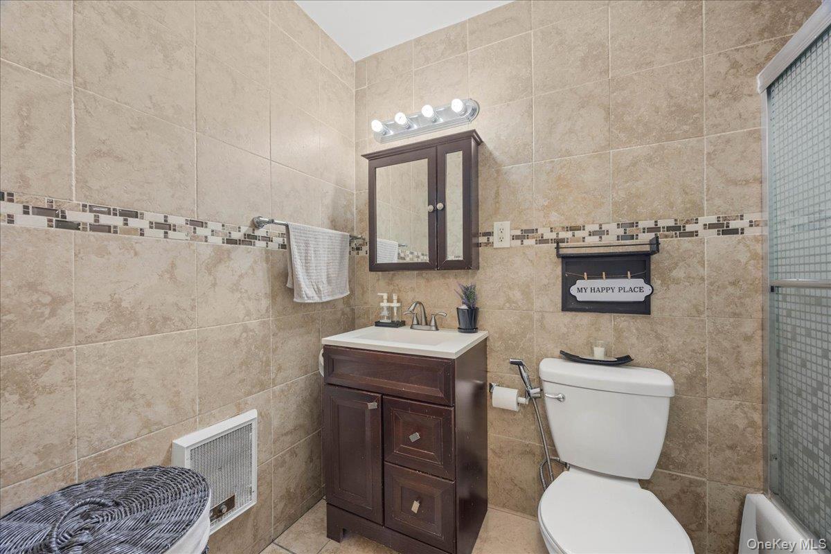 782 Tuckahoe Road, Unit 3C Yonkers, NY 10710 - Photo 11 of 19 a bathroom with a toilet a sink and mirror
