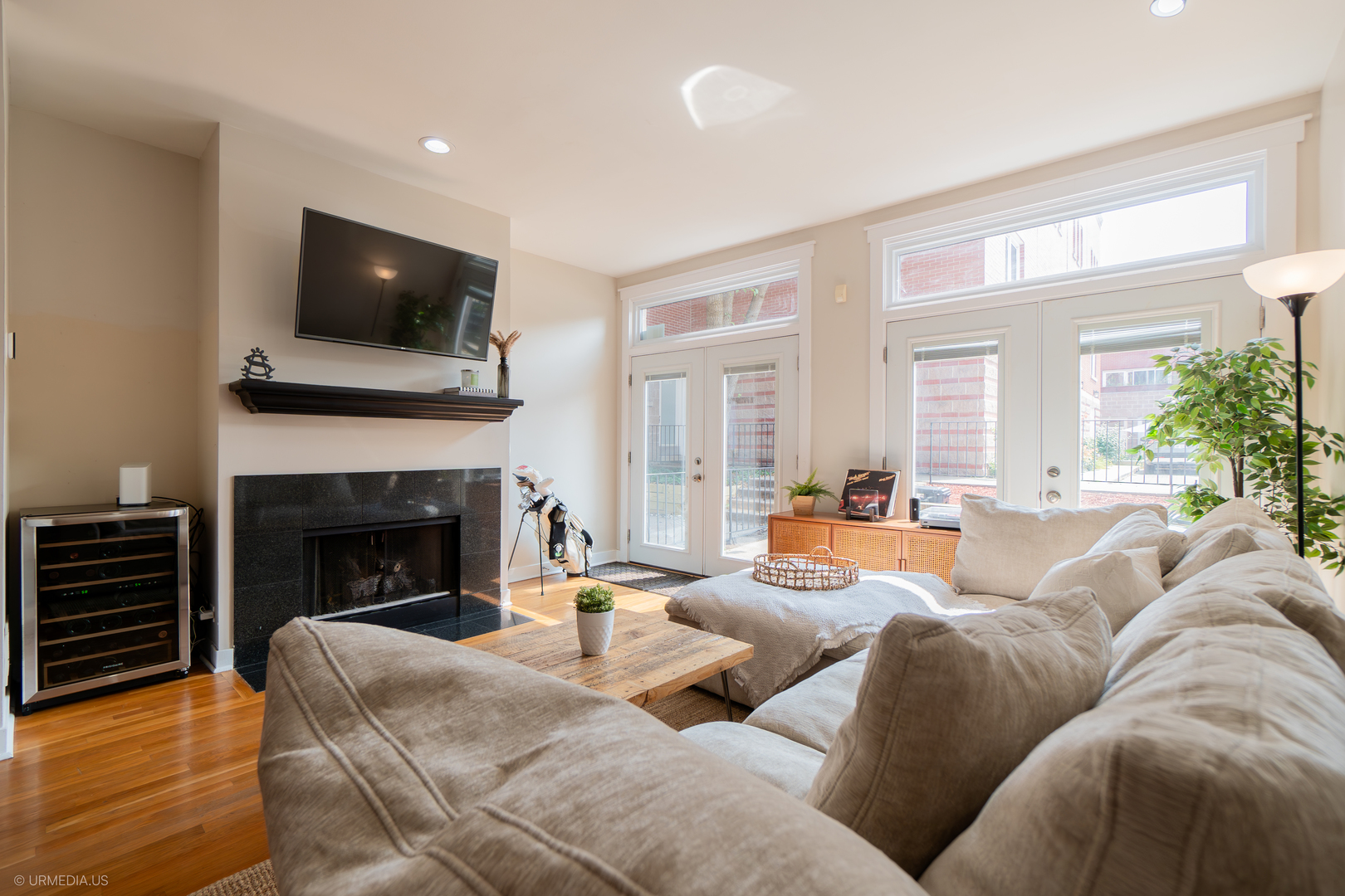 931 North Racine Avenue, Unit A Chicago, IL 60642 - Photo 4 of 27 Gallery Image 4