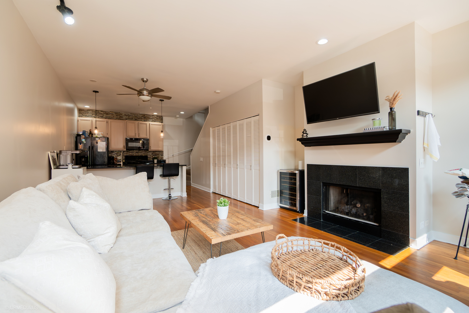 931 North Racine Avenue, Unit A Chicago, IL 60642 - Photo 6 of 27 Gallery Image 6