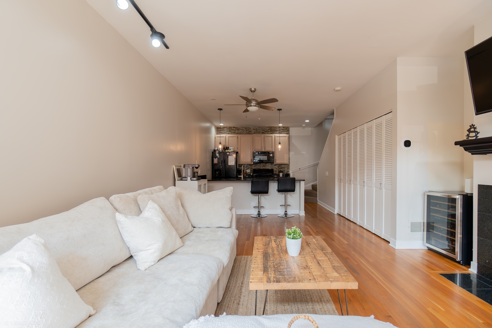 931 North Racine Avenue, Unit A Chicago, IL 60642 - Photo 7 of 27 Gallery Image 7