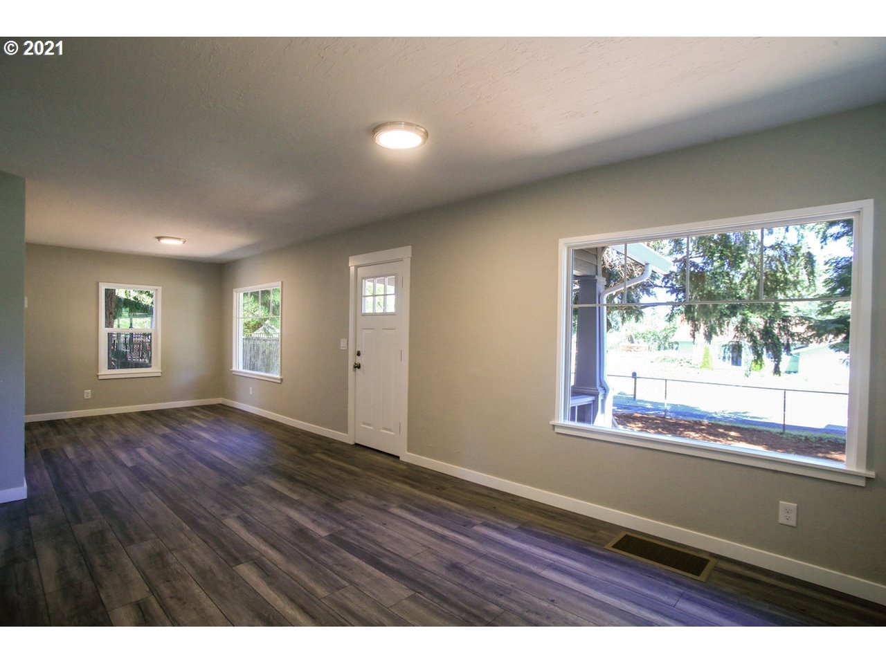 13464 Southeast Foster Road Portland, OR 97236 - Photo 7 of 22 Gallery Image 7
