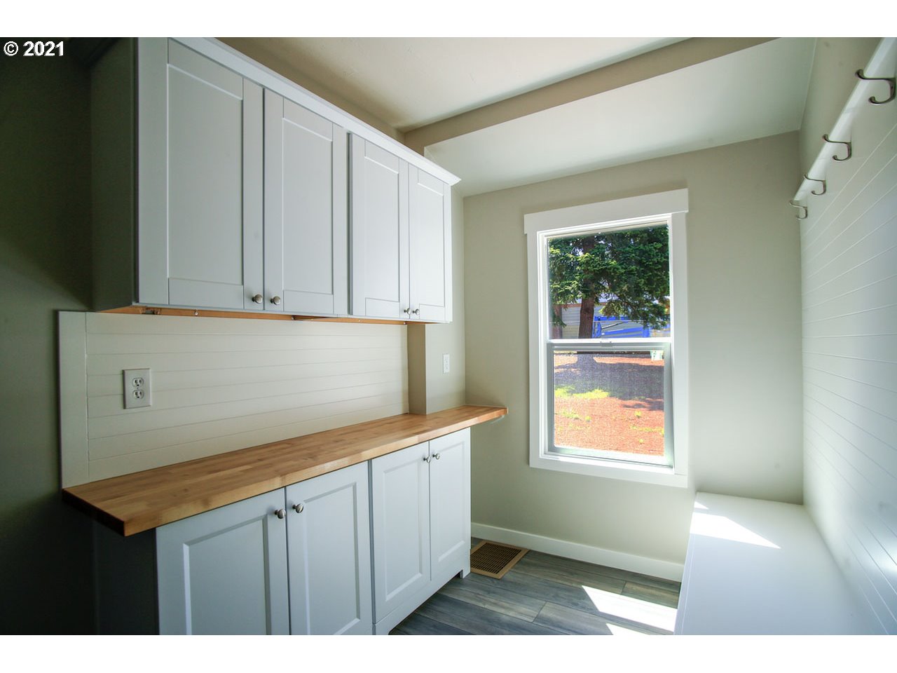 13464 Southeast Foster Road Portland, OR 97236 - Photo 8 of 22 Gallery Image 8