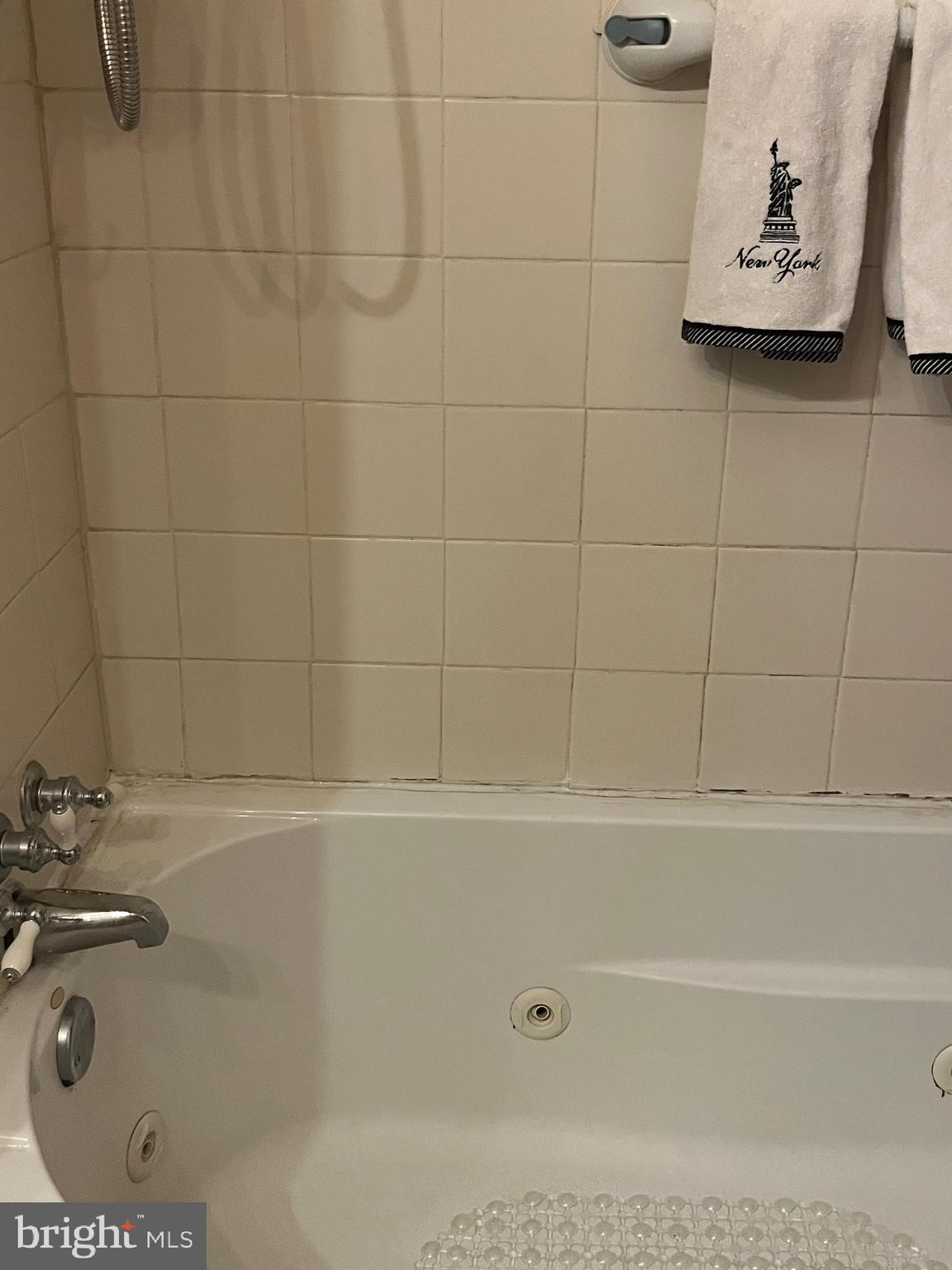 613 K Street Northeast Washington, DC 20002 - Photo 29 of 33 a bathroom with a bath tub