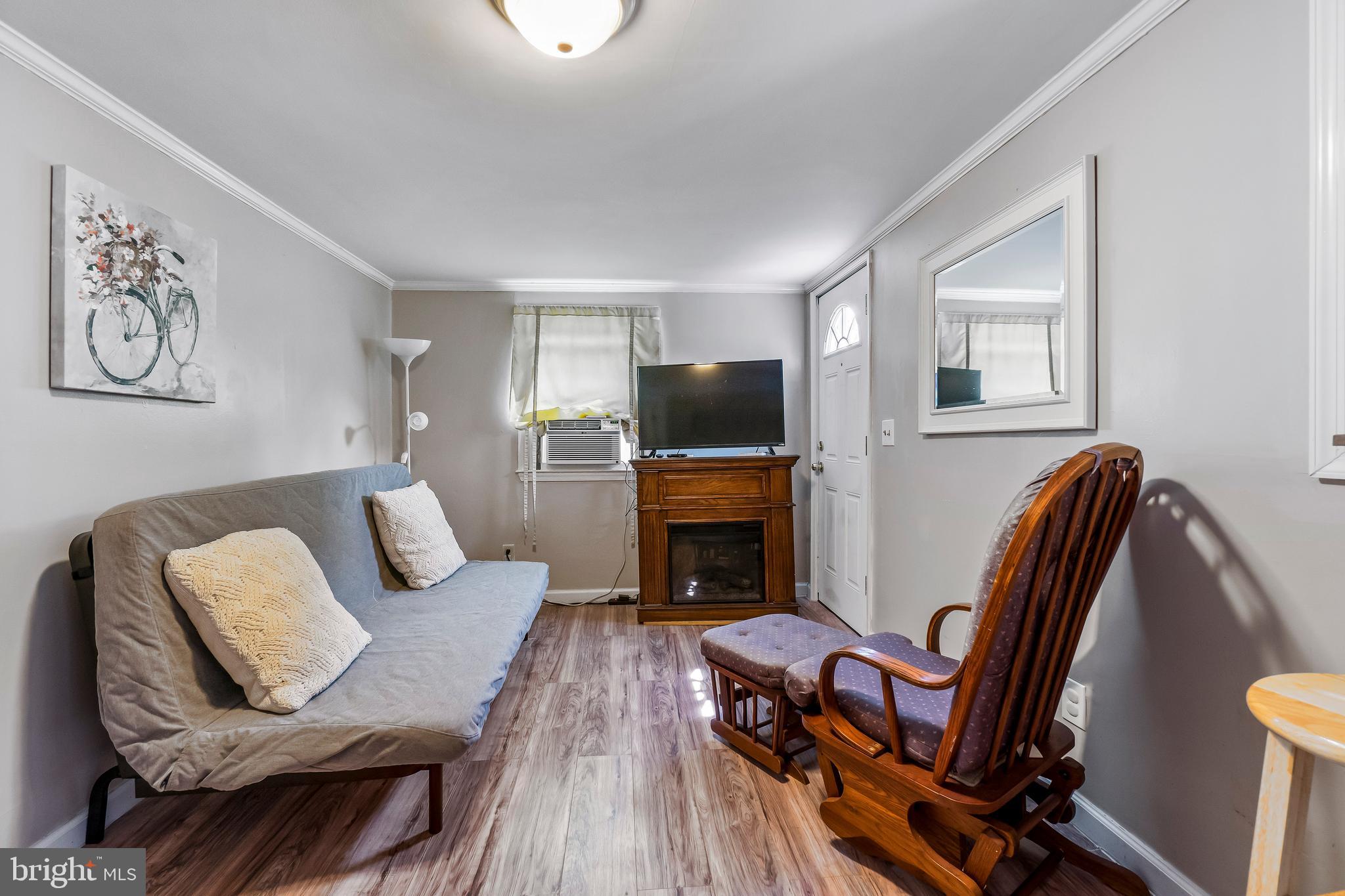 2126 Turkey Point Road Baltimore, MD 21221 - Photo 22 of 40 Intimate Living Space