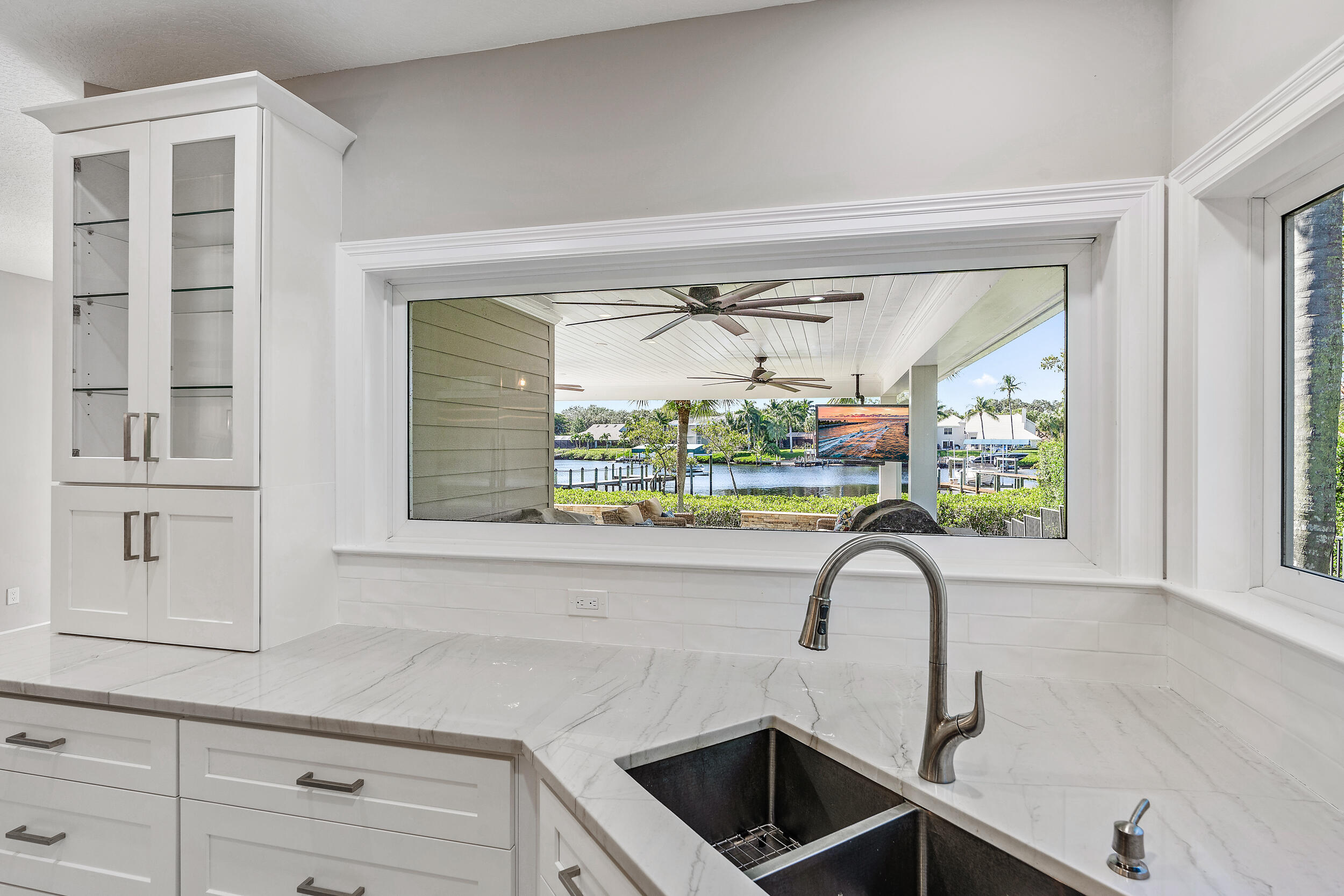 18169 Southeast Ridgeview Drive Tequesta, FL 33469 - Photo 23 of 58 Kitchen