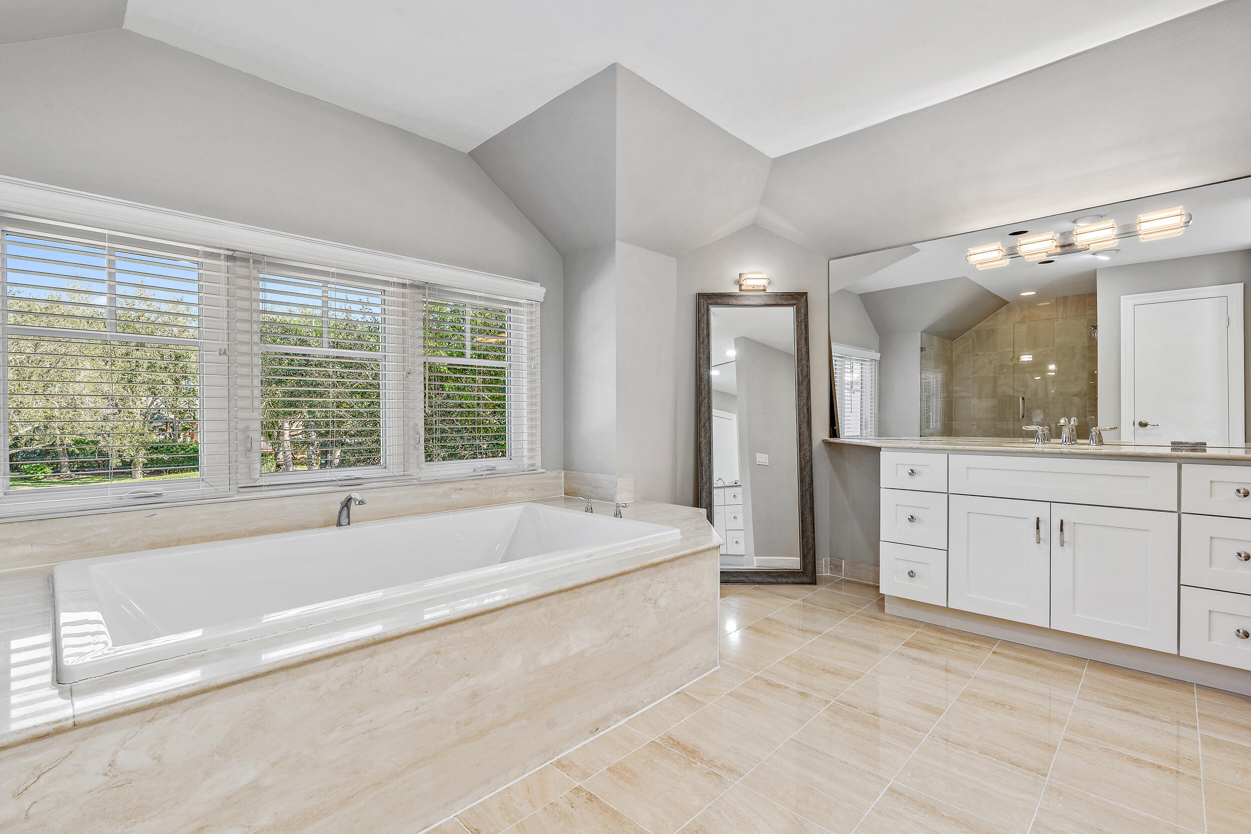 18169 Southeast Ridgeview Drive Tequesta, FL 33469 - Photo 41 of 58 2nd Floor Primary EnSuite