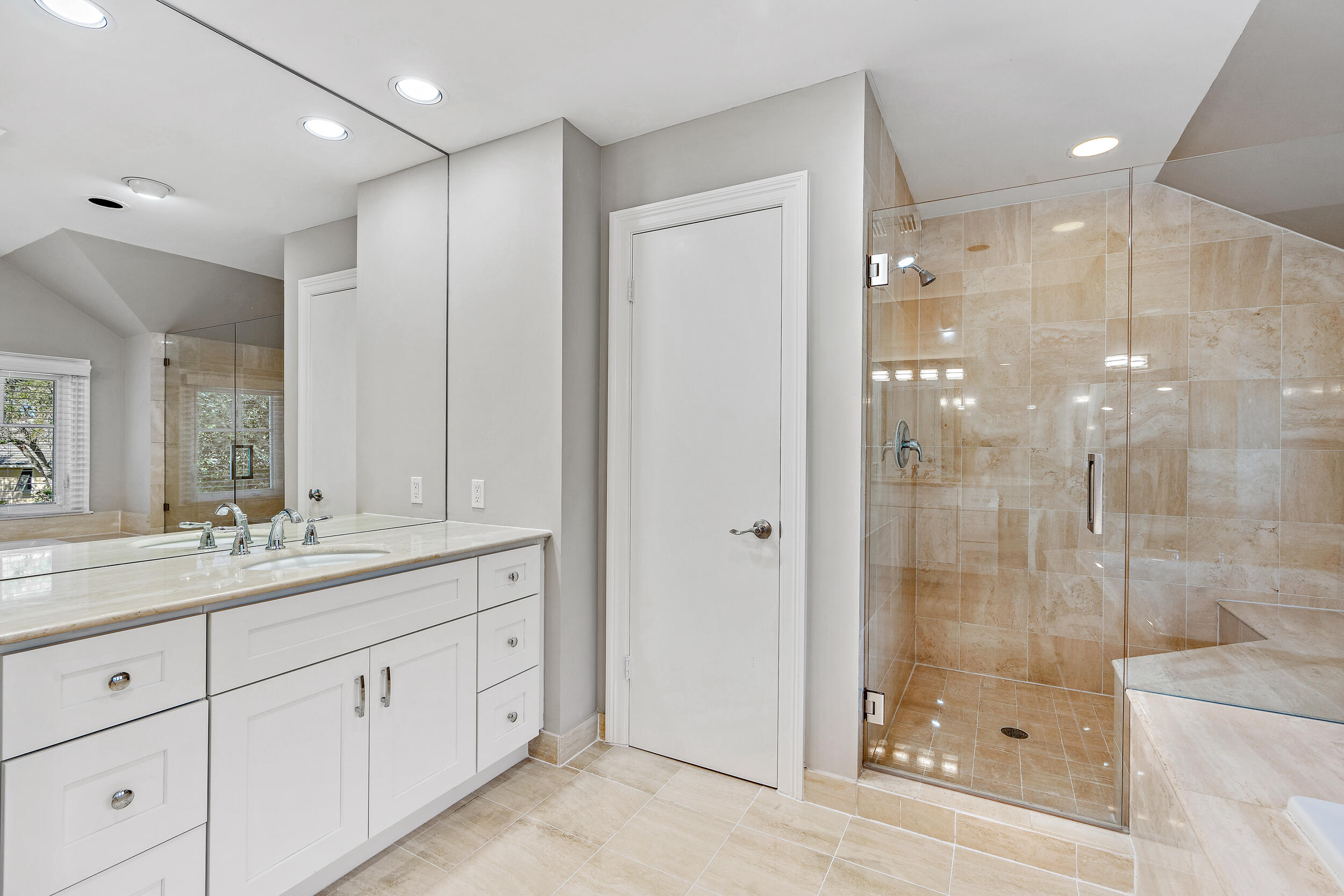 18169 Southeast Ridgeview Drive Tequesta, FL 33469 - Photo 42 of 58 2nd Floor Primary EnSuite