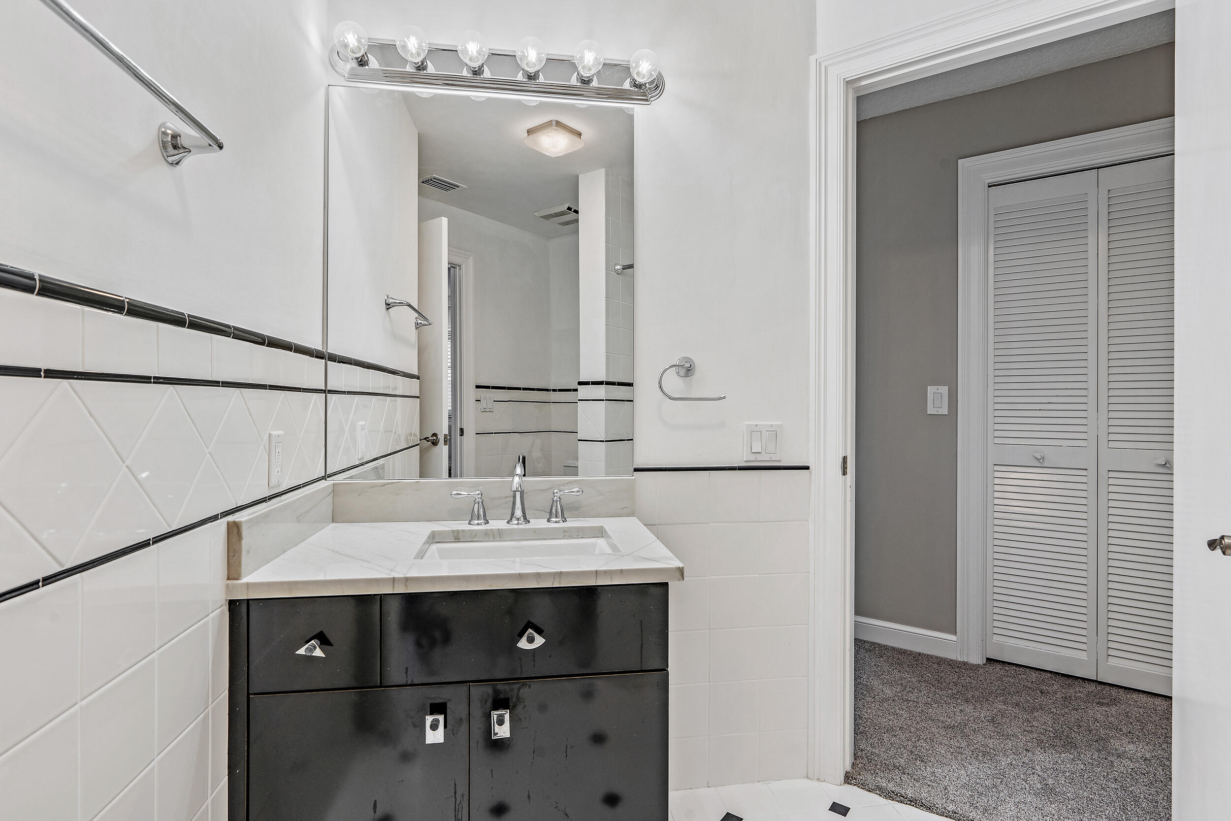 18169 Southeast Ridgeview Drive Tequesta, FL 33469 - Photo 45 of 58 Jack n Jill Bathroom