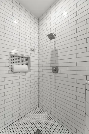 a en suite spacious bathroom with a double vanity sink and a mirror