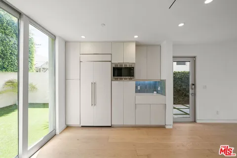 $9,900 | 808 Brooks Avenue, Venice, CA 90291