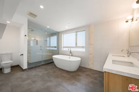 $9,900 | 808 Brooks Avenue, Venice, CA 90291