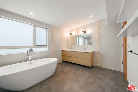 $9,900 | 808 Brooks Avenue, Venice, CA 90291