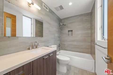 $9,900 | 808 Brooks Avenue, Venice, CA 90291