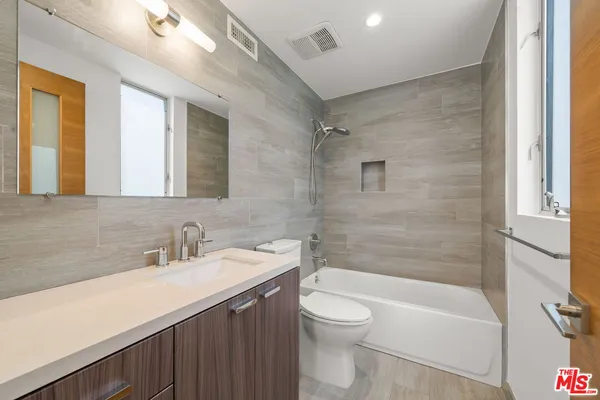 $9,900 | 808 Brooks Avenue, Venice, CA 90291