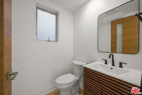 $9,900 | 808 Brooks Avenue, Venice, CA 90291