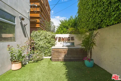 $9,900 | 808 Brooks Avenue, Venice, CA 90291