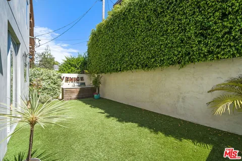 $9,900 | 808 Brooks Avenue, Venice, CA 90291